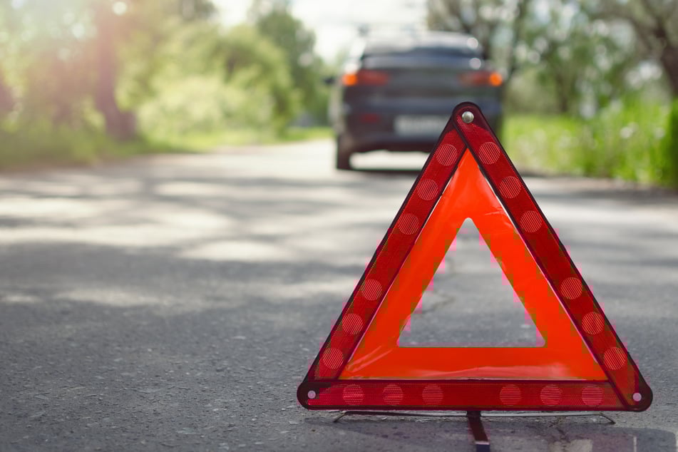 Pannenhelfer wird Auto samt Frau geklaut: Dreister Dieb auf der Flucht