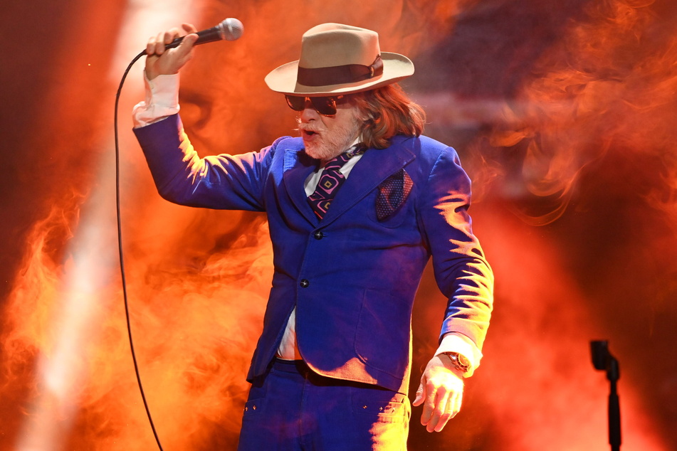 Mit einer gelungene Parodie auf "Panikrocker" Udo Lindenberg (74) vertrat Komiker-Legende Helge Schneider (65) die deutschen Farben beim "Free ESC".