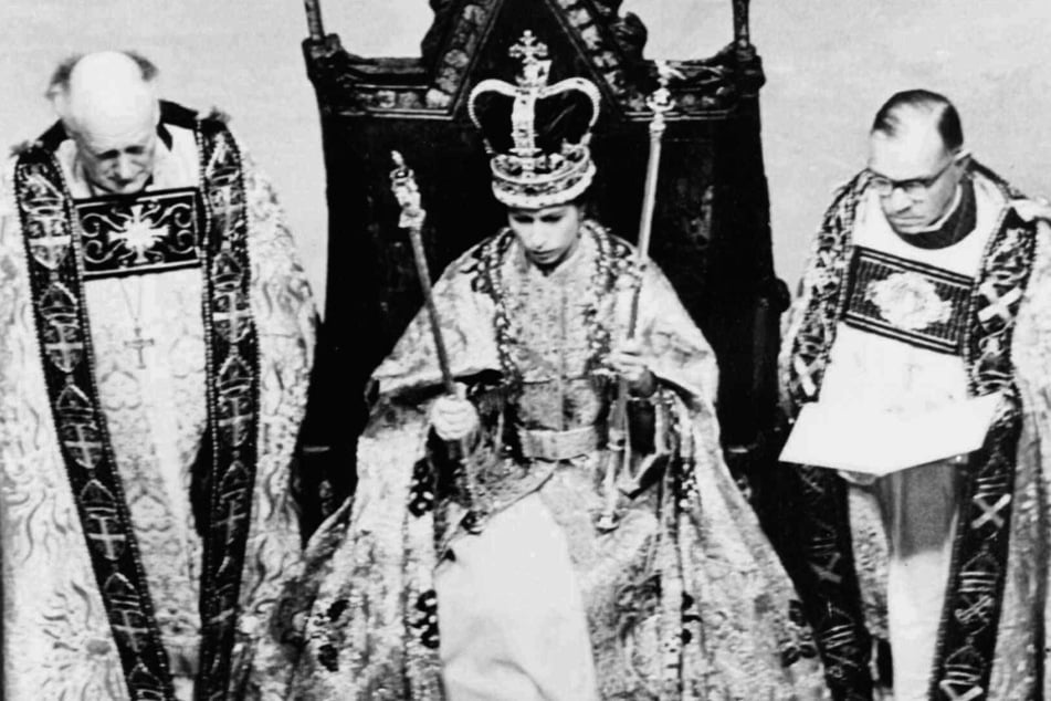 Königin Elisabeth II. während ihrer Krönungszeremonie.