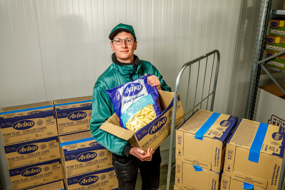 Auspacken, umladen, weiter: Köhra-Mitarbeiter Leon Helbig (22) lädt Pommes um. In der Corona-Krise tendierte die Nachfrage gegen Null.