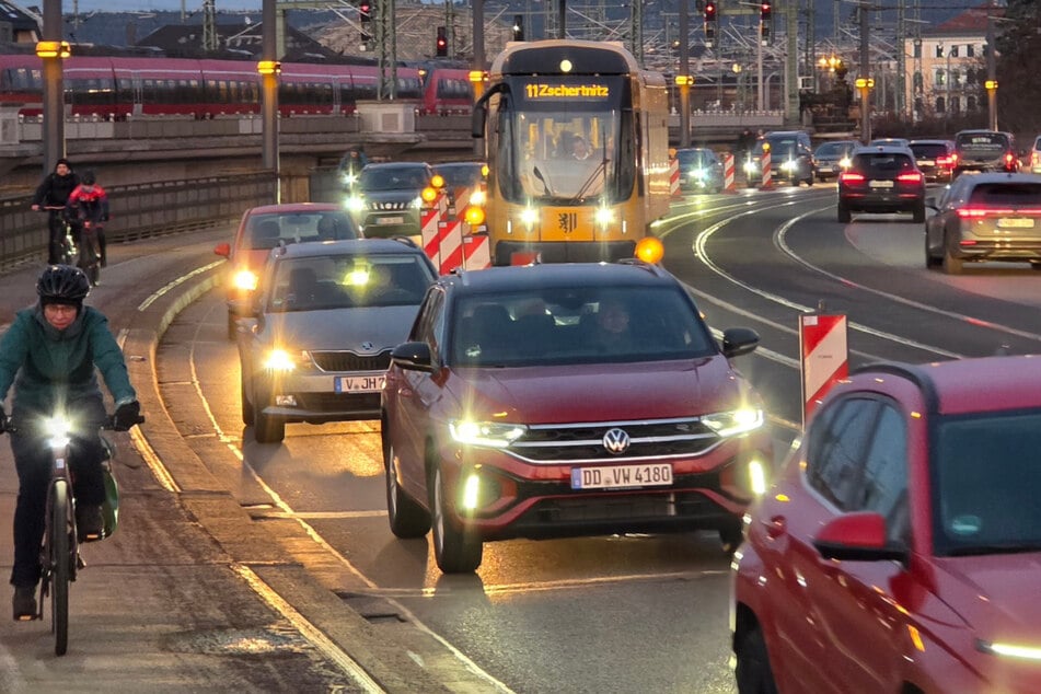 Straßenbahnen können seit Mittwochmorgen wieder frei über die Marienbrücke fahren.