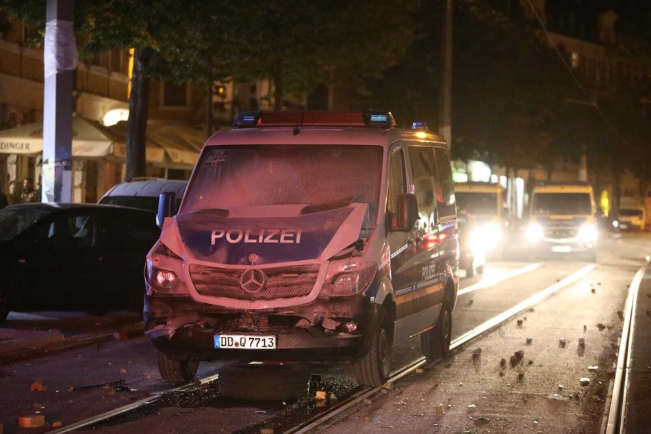 In zwei aufeinanderfolgenden Nächten war es in Leipzig zu gewalttätigen Ausschreitungen gekommen. Mehrere Polizeibeamte sollen dabei verletzt worden sein.