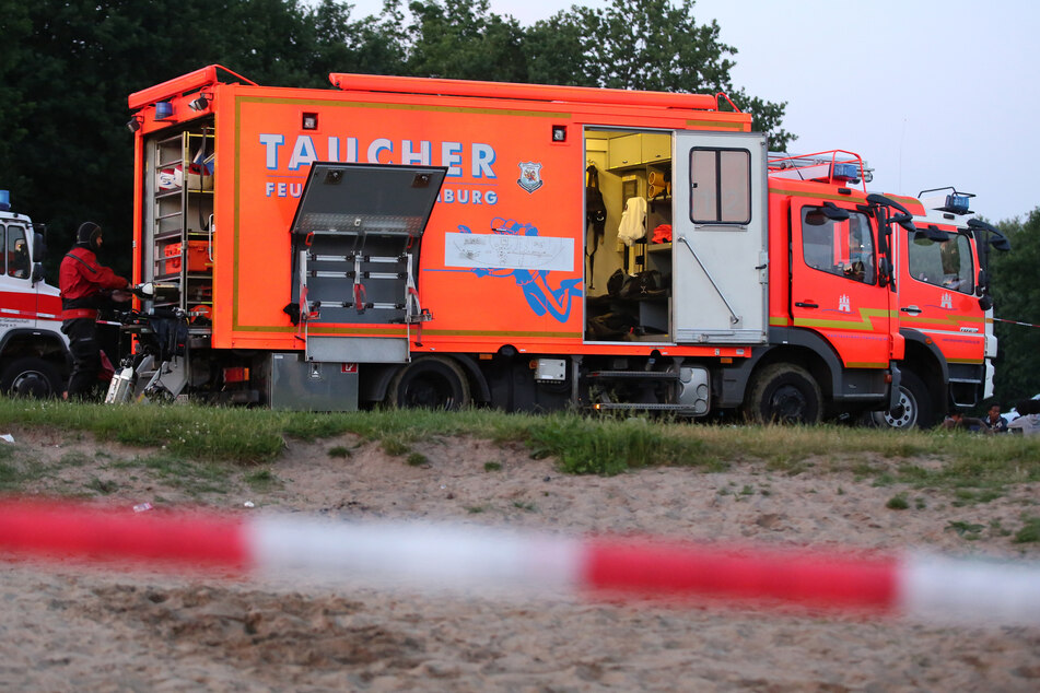 In Hoppenrade hat ein Angler am Sonntag eine Leiche entdeckt. Die alarmierte Feuerwehr zog anschließend nur einen Torso aus dem Wasser.