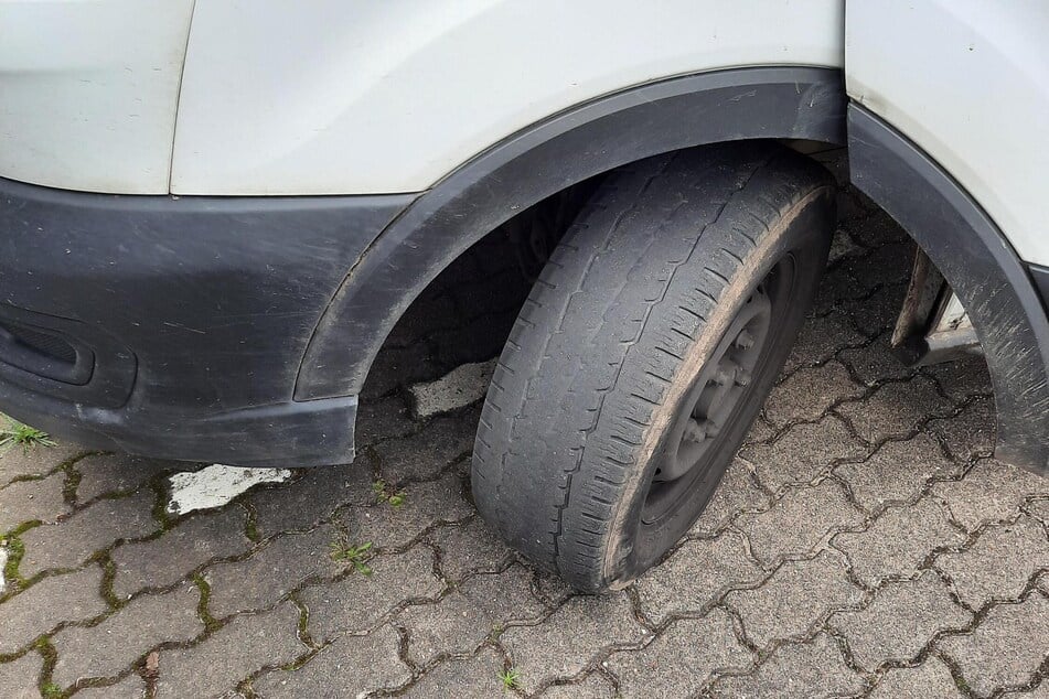 Die Polizei entdeckte die gefährlichen Reifen bei einer Geschwindigkeitskontrolle.