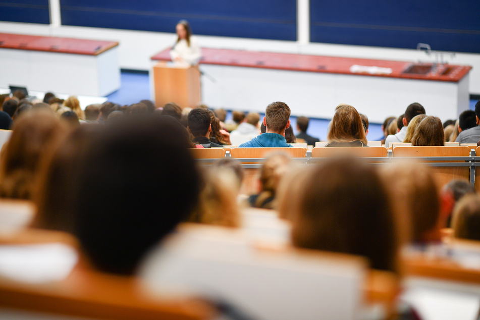 Gut gefüllte Hörsäle bei Vorlesungen gab es im Sommersemester 2020 an den NRW-Unis nicht (Archivbild).