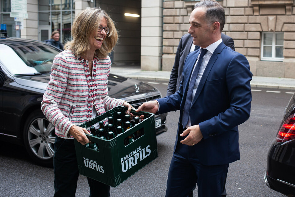 Außenminister Heiko Maas (54, SPD) begleicht nach der Wembley-Niederlage der deutschen Nationalmannschaft gegen England im Achtelfinale der Europameisterschaft seine Wettschuld und übergibt einen Kasten Bier an die britische Botschafterin Jill Gallard (53, l.).