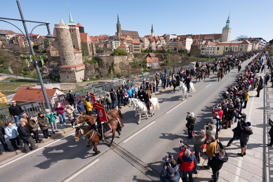 Auf der Friedensbrücke verkünden Reiter traditionell die Osterbotschaft. Der Zahn der Zeit hat jedoch Spuren hinterlassen. (Archivbild)