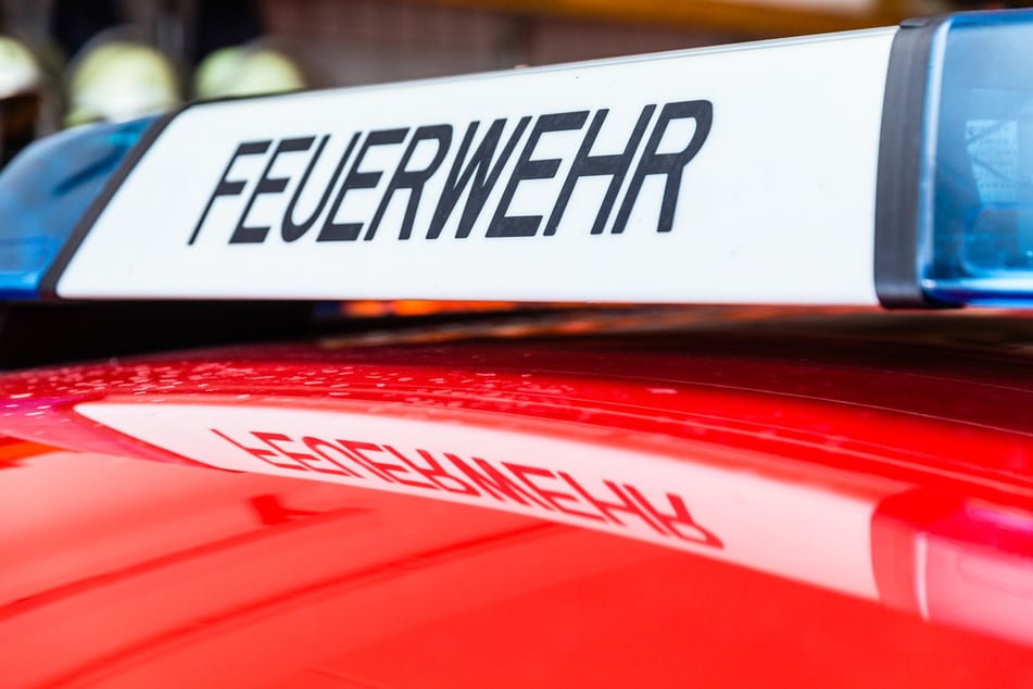 Die Feuerwehr bekämpfte den Brand nach früheren Angaben der Polizei über Stunden. (Symbolbild)
