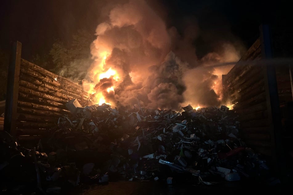 Rauch und Flammen auf dem Recyclinghof, nachdem ein Haufen Elektroschrott in Brand geraten ist.