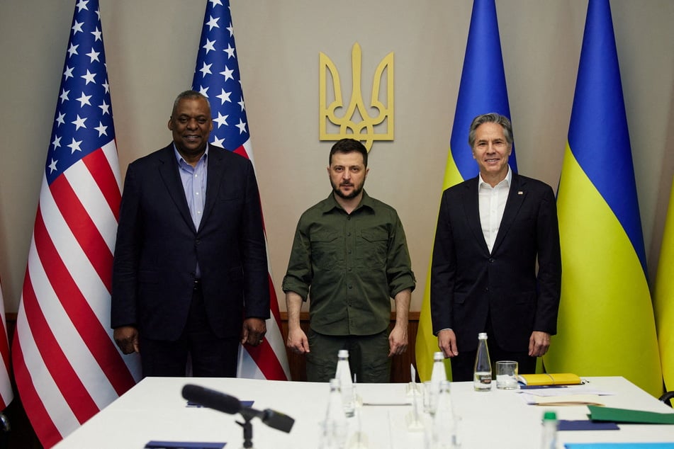 Defense Secretary Lloyd Austin (l.) and Secretary of State Antony Blinken (r.) met with Ukrainian President Volodymyr Zelensky on Sunday.
