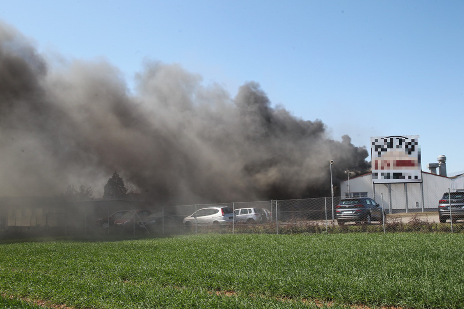 Dichte Rauchwolke in Thüringen: Autowerkstatt geht in Flammen auf, 100.000 Euro Schaden