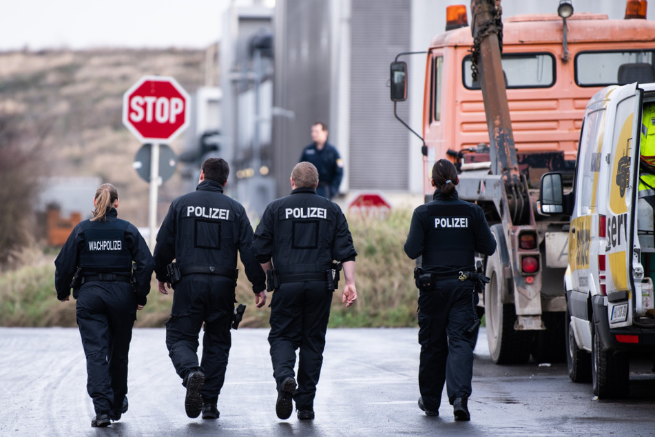 Einsatzkräfte durchsuchten intensiv die Mülldeponie (Archivbild).