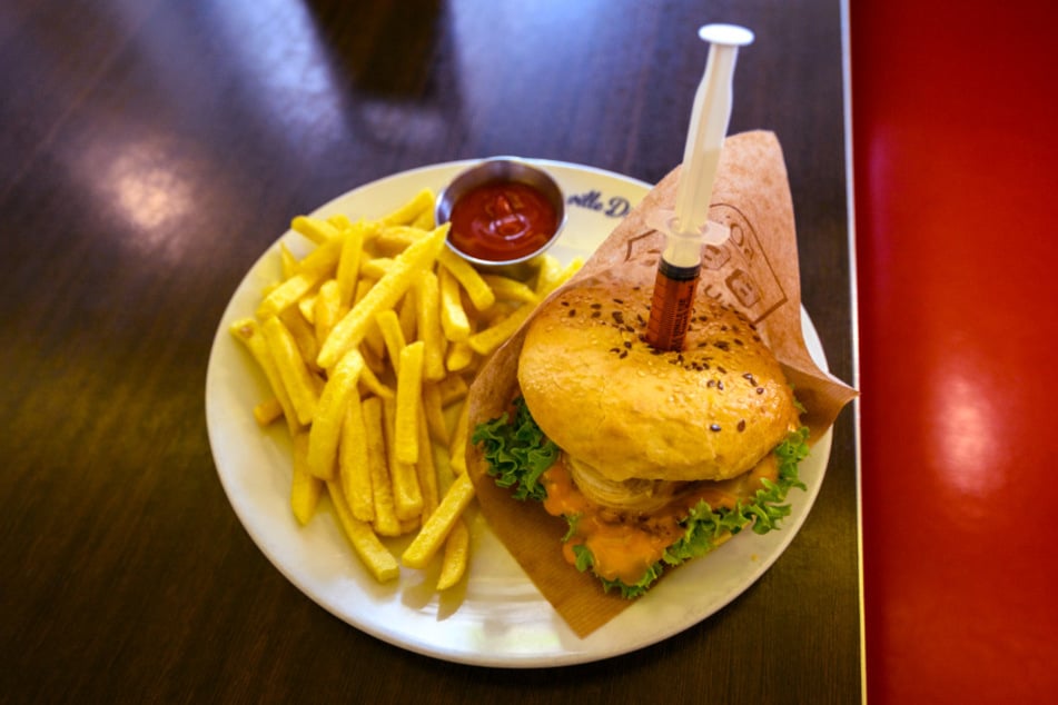 Als Dankeschön gibt es einen "Vampir-Burger", dazu Pommes.