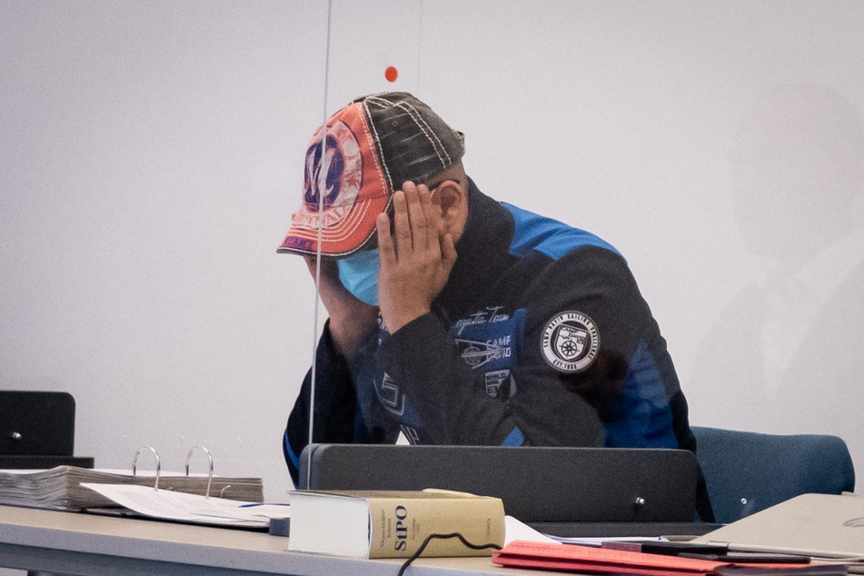 Der Angeklagte sitzt zu Beginn des Prozesses im Gerichtssaal des Amtsgericht Altona.
