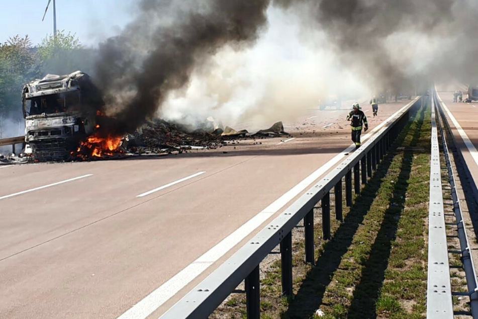 Lkw reißt Lastwagen-Tank ab und fängt Feuer