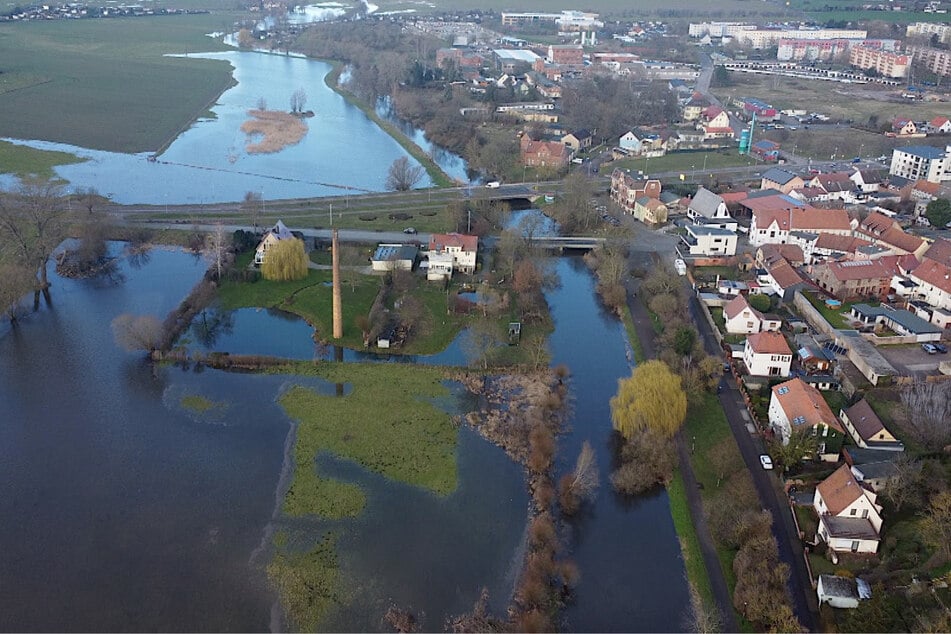 Zwischen Haldensleben und Wolmirstedt sind landwirtschaftliche Grundstücke und erste Wohnhäuser derzeit vom Hochwasser betroffen.