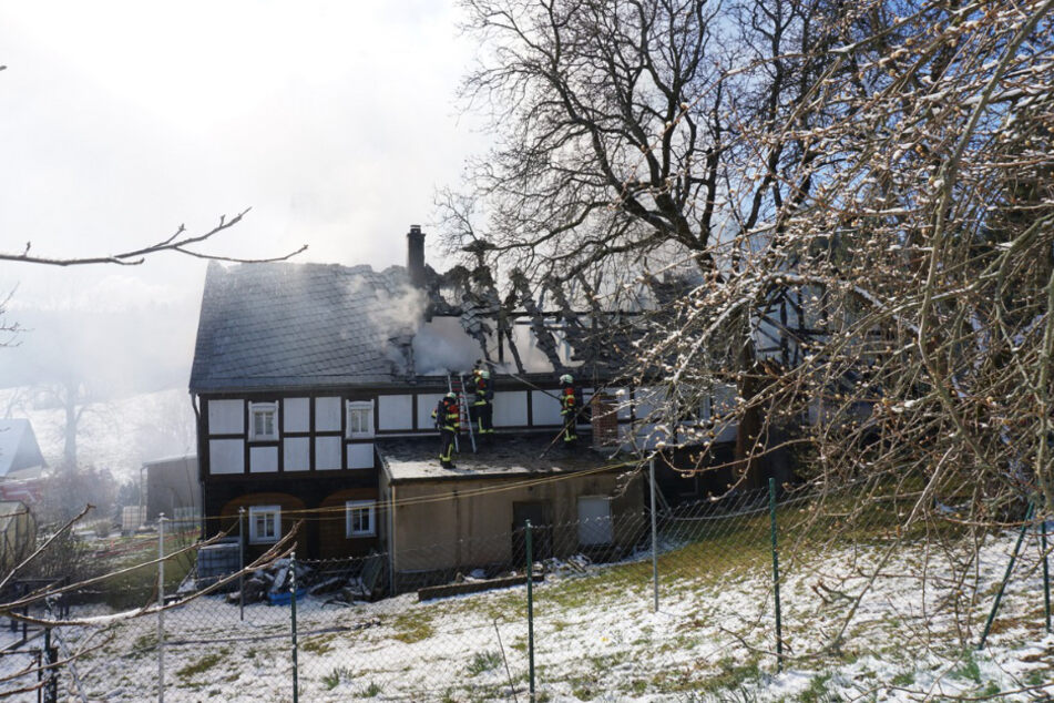 Auch ein anliegendes Wohnhaus wurde stark in Mitleidenschaft gezogen.