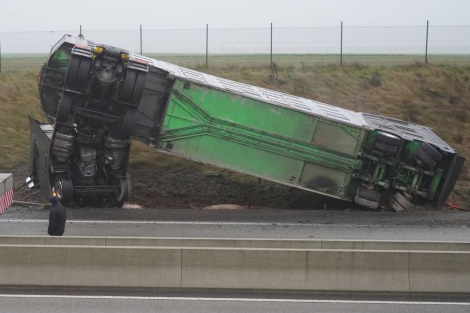 Die Bergungsarbeiten dauern an.