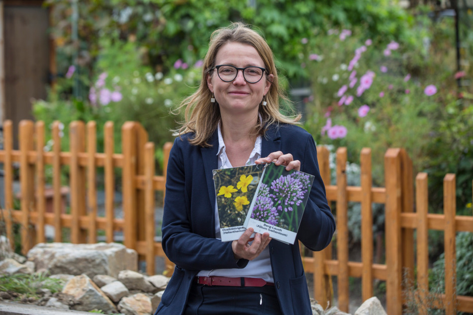 Kulturbürgermeistern Annekatrin Klepsch (43, Linke) zeigt die Info-Karten zu den seltenen Waldpflanzen.