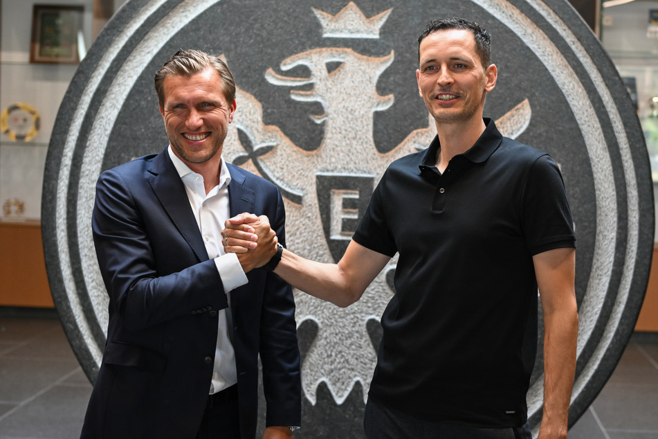 SGE-Sportvorstand Markus Krösche (43, l.) und Frankfurts Cheftrainer Dino Toppmöller bei dessen Amtsantritt. Ob diese Beziehung weiterhin eine Zukunft hat, bleibt abzuwarten.
