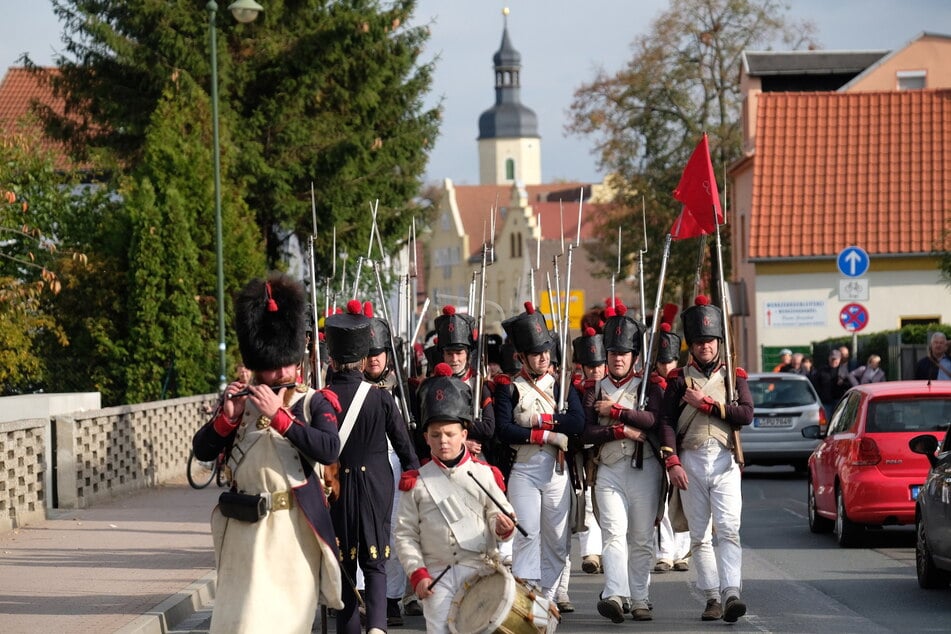 Die Franzosen marschieren mit Trommeln und Flöten in Liebertwolkwitz ein.