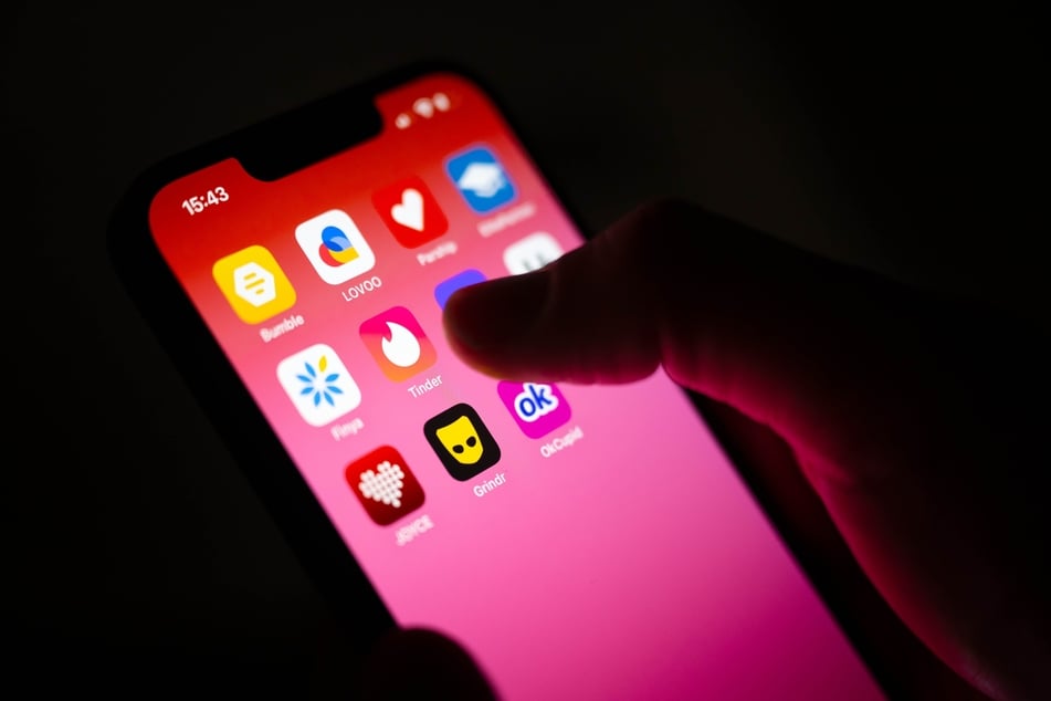 Dating-Apps bergen leider auch Gefahren, denn aus scheinbar harmlosen Dates können im schlimmsten Fall echte Hinterhalte mit Gewalt und Raub werden. (Symbolfoto)