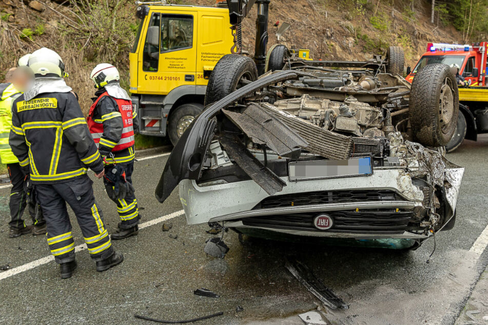 Vogtland: Paket-Auto überschlägt sich, Straße gesperrt