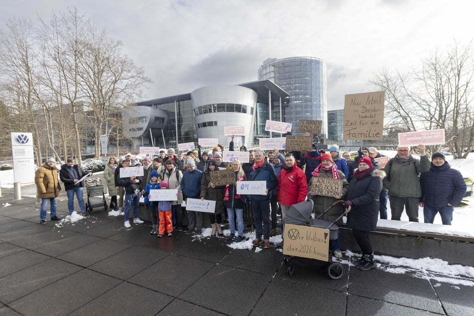 Wie weiter nach 2026? VW-Werker machten am Sonnabend vor der Gläsernen Manufaktur auf ihre Sorgen aufmerksam.