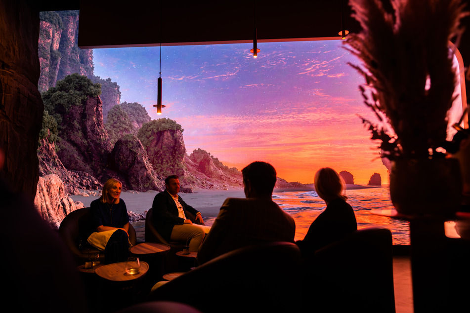 Besucher des "Eatrenalin" sitzen auf selbstfahrenden Sesseln in dem futuristisch gestalteten Luxusrestaurant.