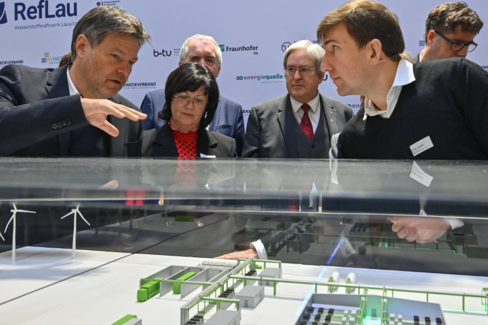 Ben Schüppel (r.) erklärte als Geschäftsführer des Referenzkraftwerkes Lausitz Robert Habeck (53, l.) an einem Modell den Aufbau des künftigen Wasserstoff-Referenzkraftwerkes Lausitz.