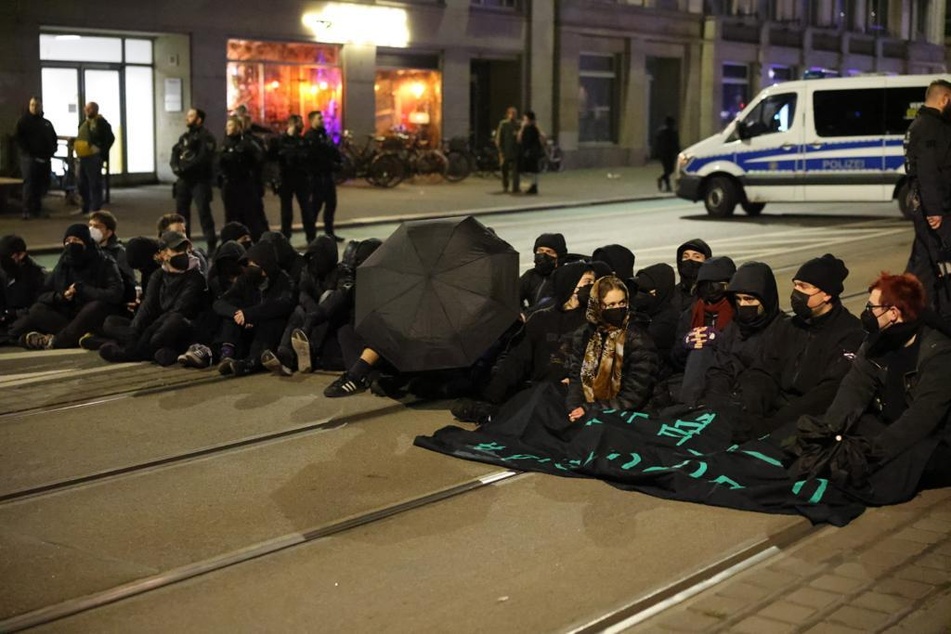Wieder Montags-Demo in Leipzig: Gegenprotest hält mit Sitzblockaden dagegen