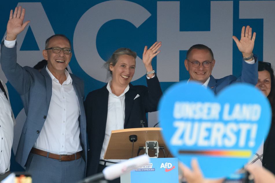 Einer fehlt: Jörg Urban (60), Alice Weidel (45) und Tino Chrupalla (49, v.l.) von der AfD am Dienstag in Bautzen. Maximilian Krah (47) dagegen hat Auftrittsverbot.