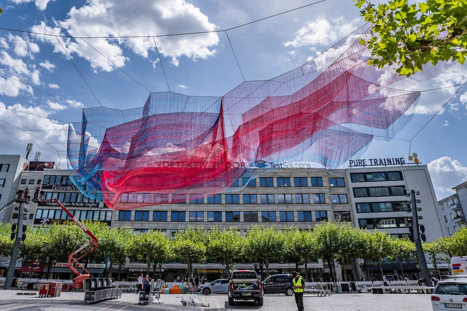 Über der Konstablerwache schwebt seit Neuestem ein Kunstwerk, das die Menschen in Frankfurt spaltet.