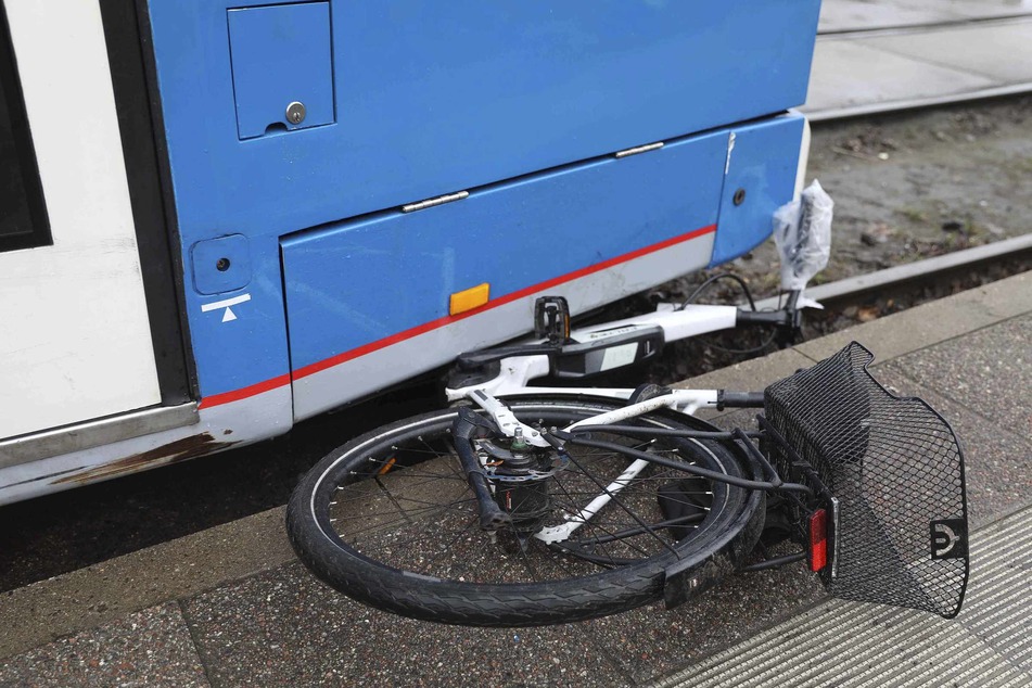 Das Fahrrad der 65-Jährigen wurde unter der Straßenbahn eingeklemmt.