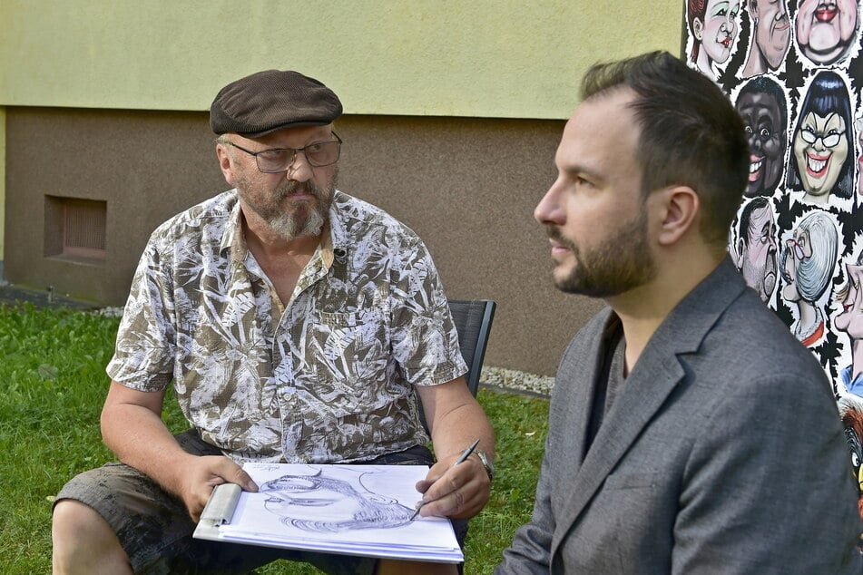 Steffen Kraushaar (62, l.) beim Zeichnen von MOPO-Redakteur Robert Preuße.