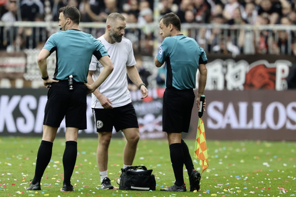 Schiedsrichter-Assistent Christian Dietz (r) musste kurz vor der Pause aufgrund von Wadenproblemen ausgetauscht werden.