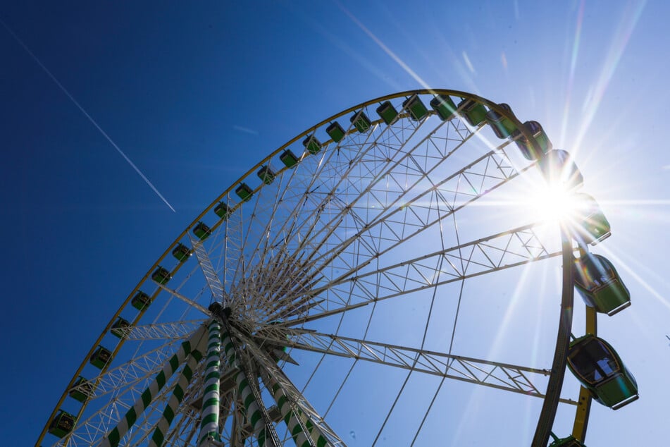 Das Stuttgarter Frühlingsfest beeindruckt unter anderem mit Riesenrad, Achterbahn und Festzelten.