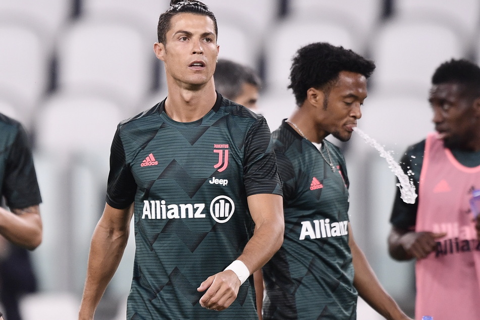 Cristiano Ronaldo (35), der allein bei Juventus Turin im letzten Jahr 30 Millionen Euro verdiente, dürfte die Geldstrafe ein Witz sein.