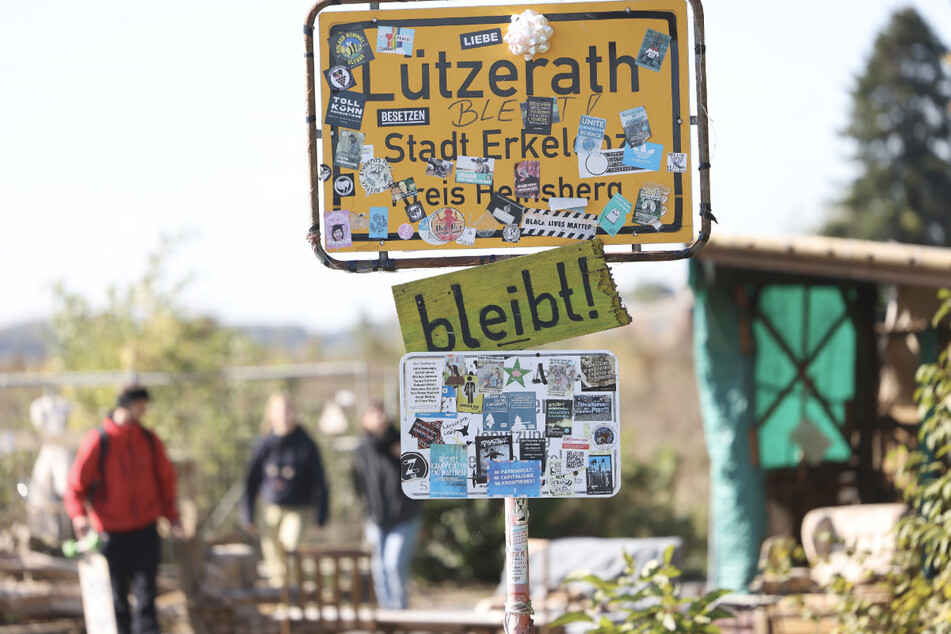 Derzeit wird der Ort Lützerath bei Erkelenz am Rande des Tagebaus Garzweiler noch von etwa 100 Klimaaktivisten besetzt.