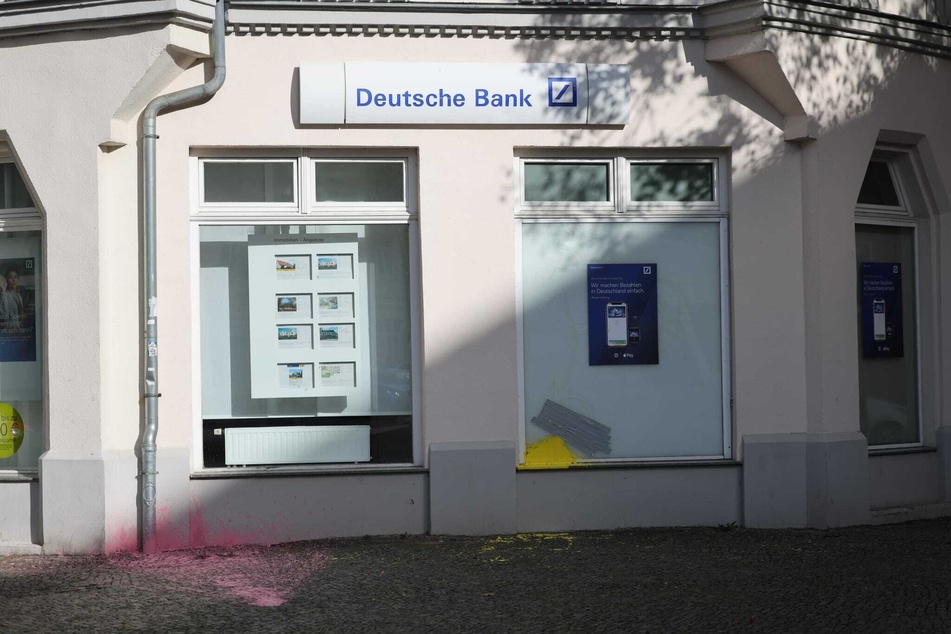 In der Gorkistraße wurde eine Filiale der Deutschen Bank attackiert.