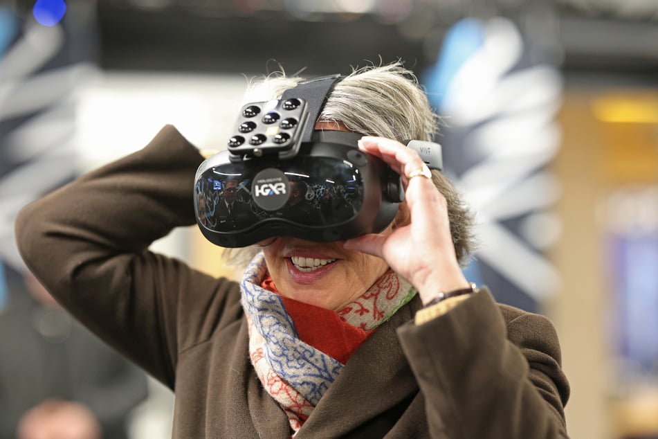 Auch Sachsen-Anhalts Innenministerin Tamra Zieschang (55, CDU) wagte einen Blick durch die modernen Brillen.