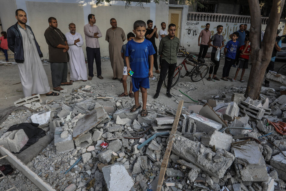 Nach einem israelischen Luftangriff auf Rafah im südlichen Gazastreifen benötigen die Menschen dort dringend Hilfe.