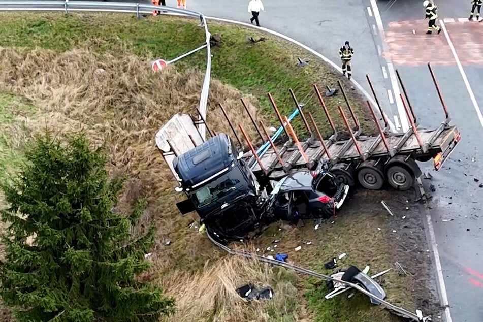 Das Auto war mit einem weiteren Lastwagen zusammengestoßen.