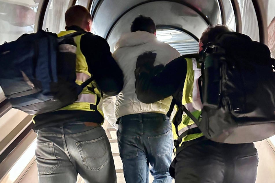 Abschiebe-Flug ab Leipzig nach Kabul. Abschiebungen sollen künftig schneller erfolgen.