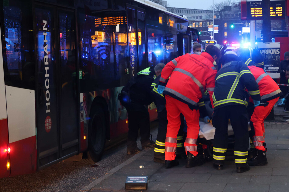 In Hamburg ist am heutigen Donnerstag ein 86-jähriger Mann verunglückt. Er knallte mit dem Kopf gegen einen einfahrenden Bus.