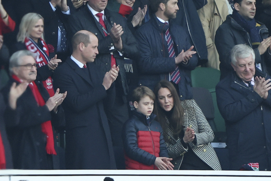 Prinz William (2.v.l) und Kate (2.v.r), Herzogin von Cambridge, sehen sich mit ihrem Sohn Prinz George (9, Mitte) das Rugby-Spiel zwischen England und Wales im Twickenham-Stadion an.