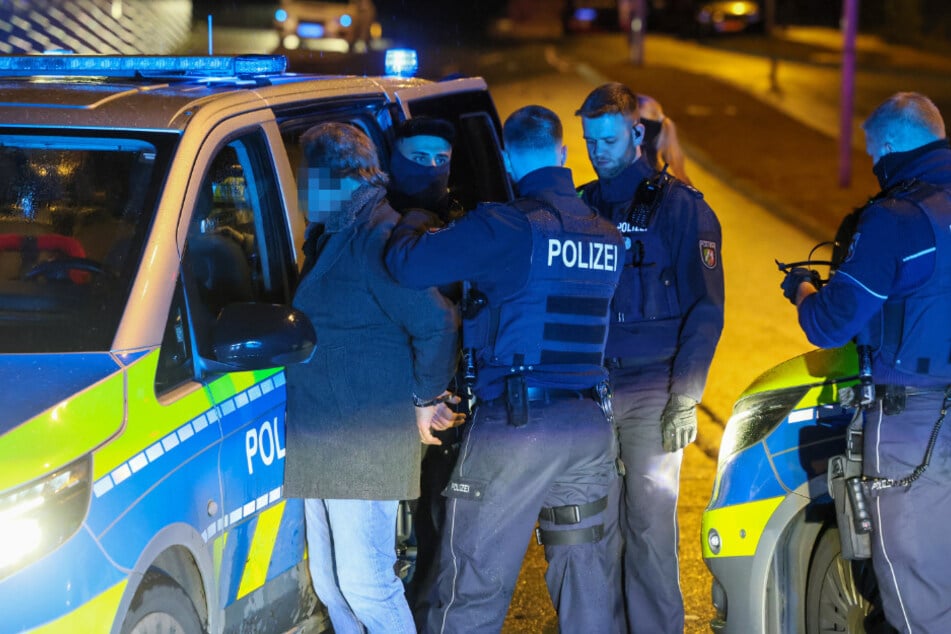 Einer der Teilnehmer wurde von den Beamten in Gewahrsam genommen.