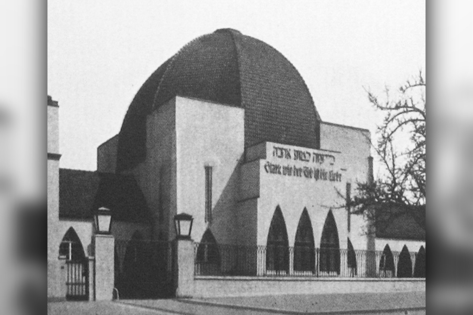 Ein historisches Bild der alten Kuppelhalle des Friedhofs, die 1938 von Nazis gebrandschatzt und später gesprengt wurde.