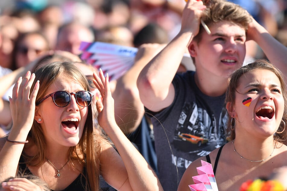 Wilde Partys oder Sofa-EM? So bejubeln Fans die Nationalmannschaft am liebsten!