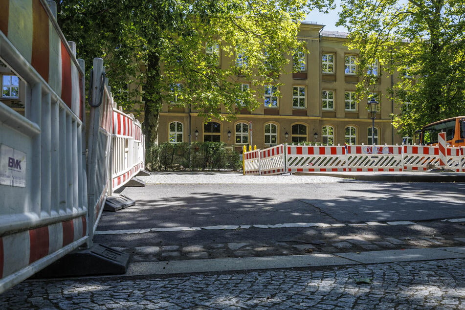 Die bestehende Vollsperrung der Rosa-Menzer-Straße in Striesen wird für die Errichtung eines Zebrastreifens genutzt.